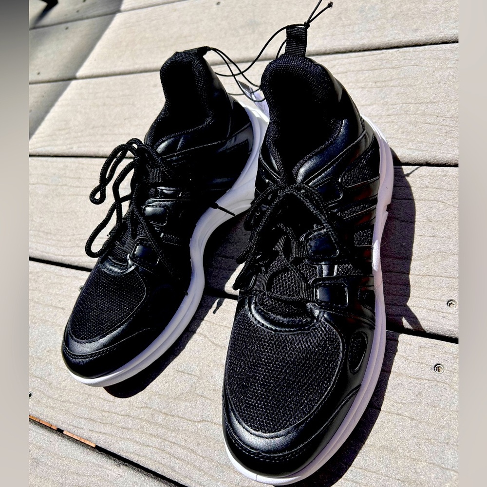 NWT Rue 21 Men’s Athletic Black and White Sneakers Size 9